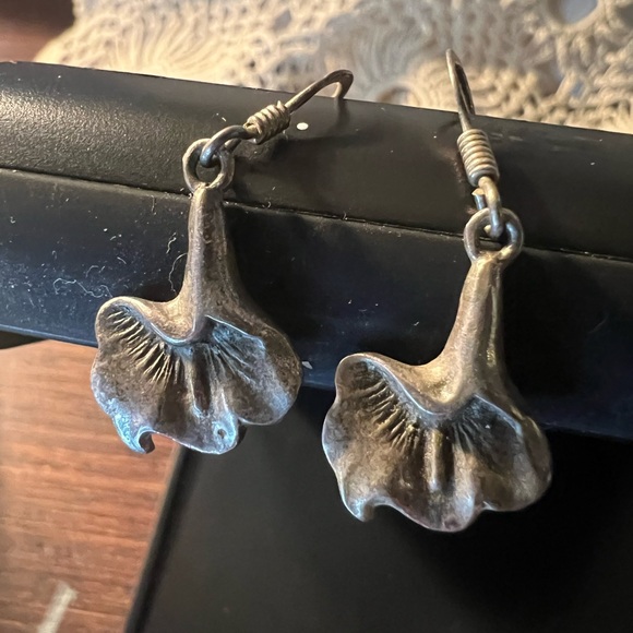 ✨Vintage 925 Sterling Silver Lily Flower French Wire Hook Dangle Earrings✨ - Picture 2 of 6